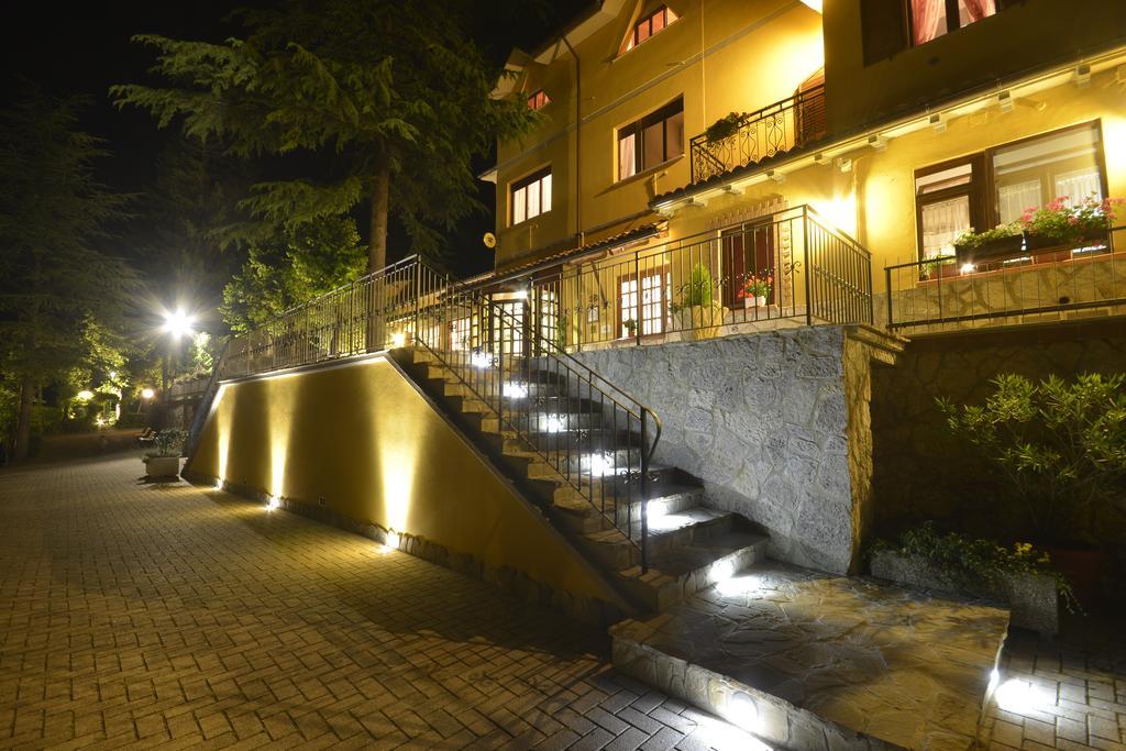Hotel Pineta Ristorante Country House In Fabriano Campodonico  Exterior photo